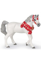 Cheval arabe blanc en tenue de parade